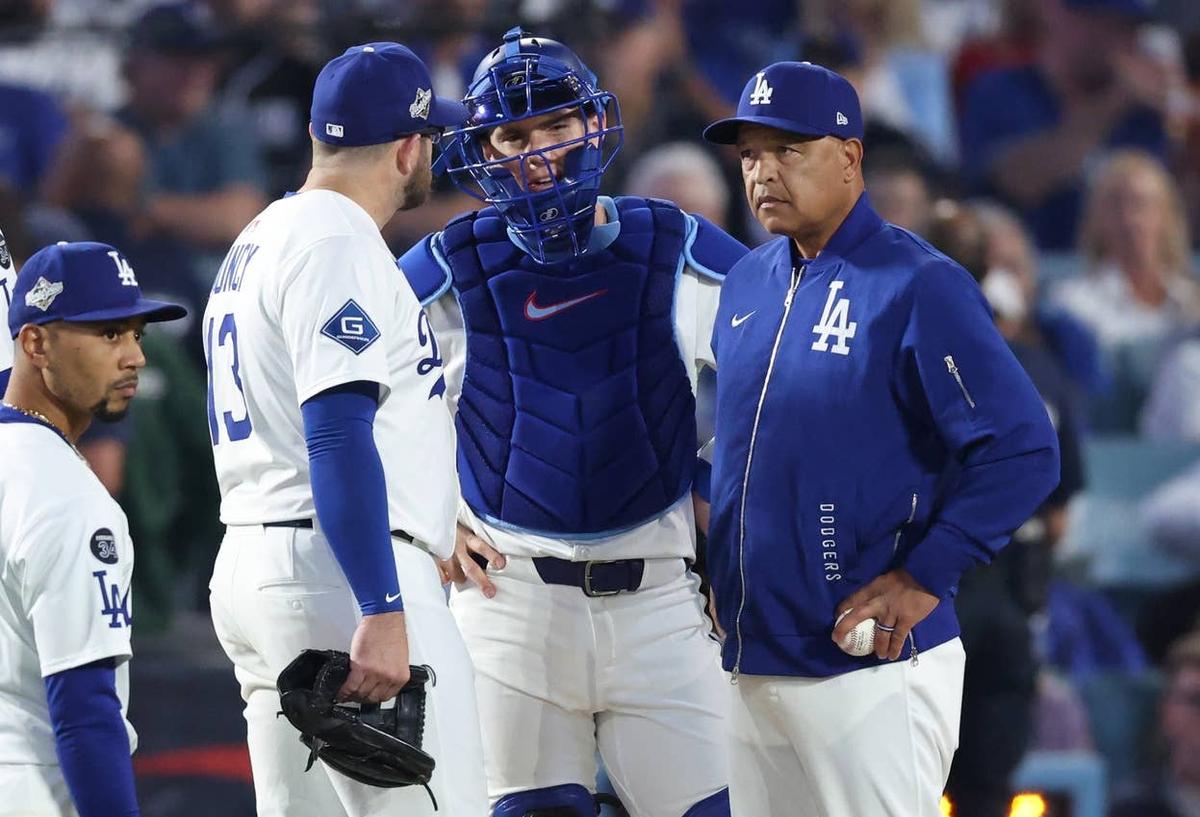  Los Angeles Dodgers third baseman Max Muncy (13) and manager Dave Roberts (30)