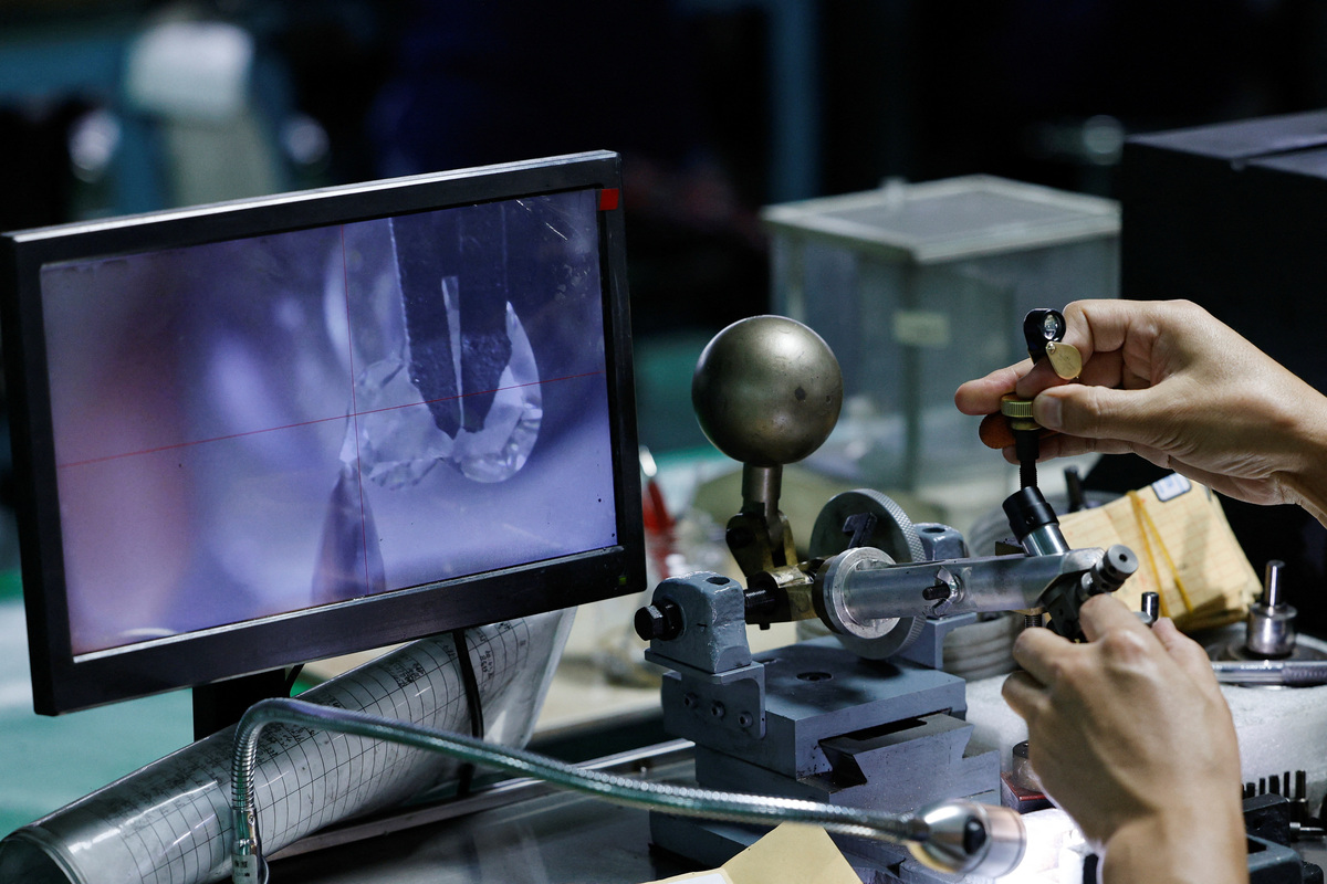 Analysis-China's lab-grown diamond makers target AI, chip sectors for ...