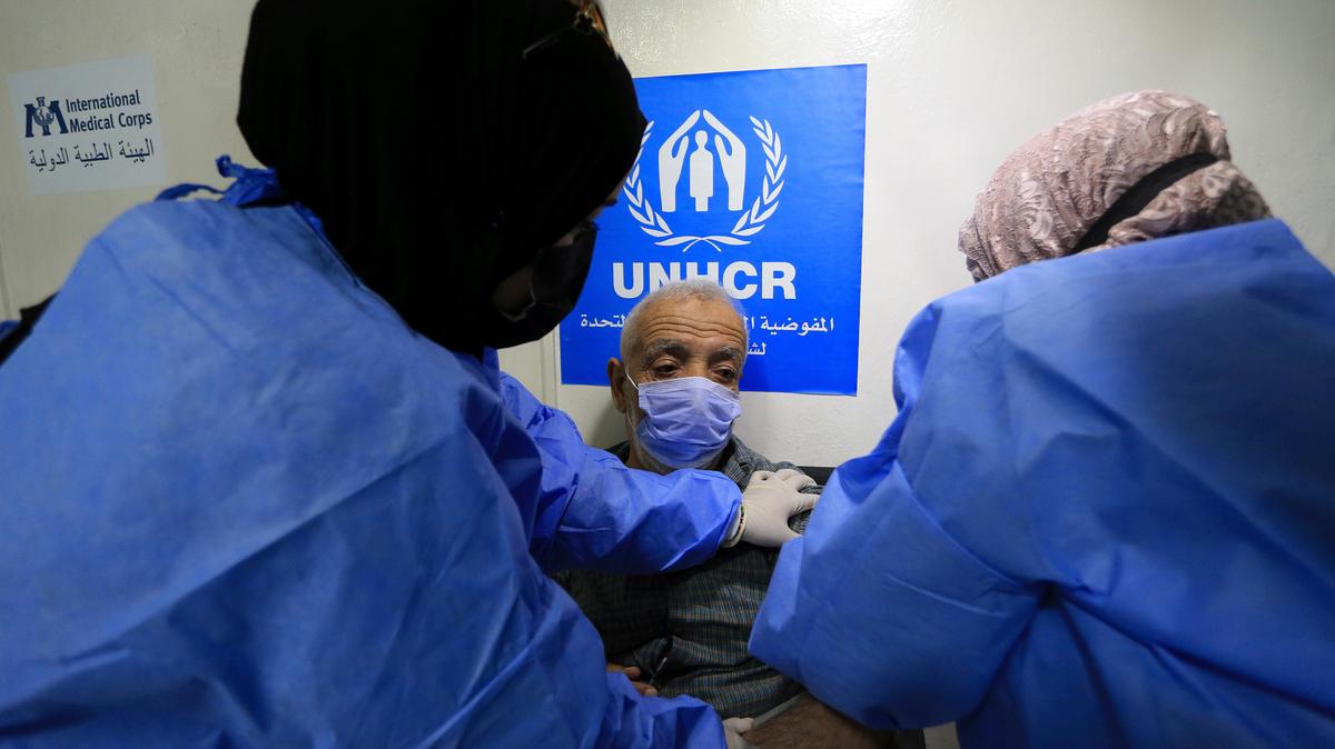Un refugiado sirio recibe la vacuna china Sinopharm contra el coronavirus en el campamento de refugiados Mafraq, 50 millas al norte de Amán, capital de Jordania, el lunes 15 de febrero de 2021.