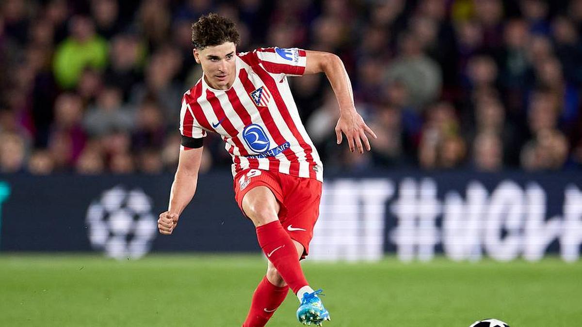  There are very few flaws to Julián Alvarez's game. | Adria Puig/Anadolu/Getty Images 