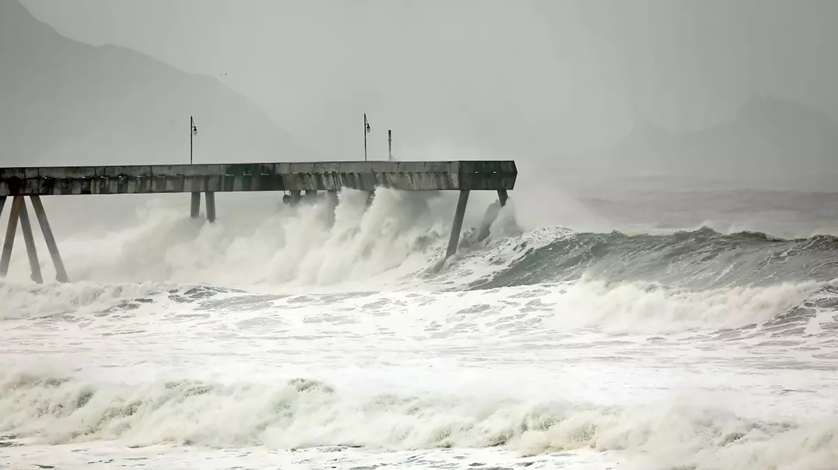 The Pacifica Municipal Pier is pounded by high surf in January 2019. On June 4, 2026, the pier was shut down and taped off after city workers noticed cracks running through the landmark structure in Pacifica, California. (Carolyn Cole/Los Angeles Times/TNS)