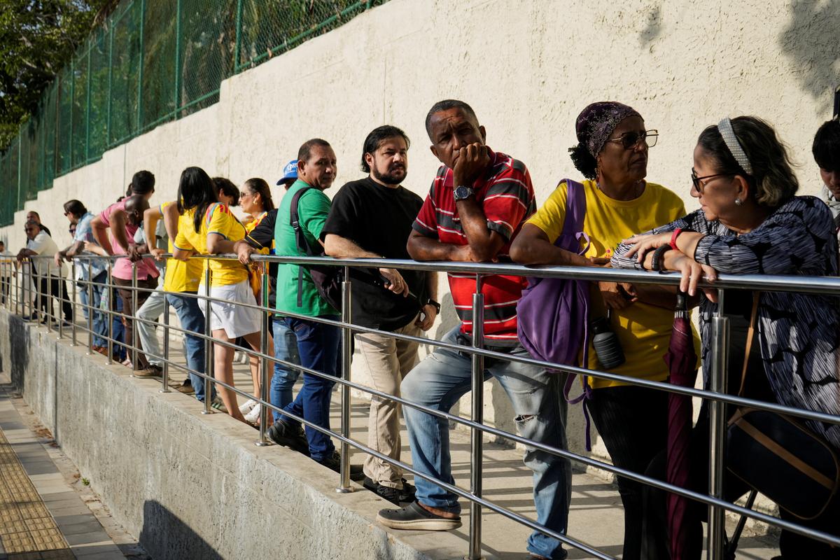 People wait to cast their votes during the first round of the presidential election, in Barranquilla, Colombia May 31, 2026. REUTERS/Charlie Cordero