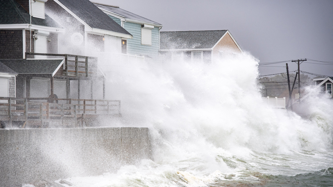 Heavy storm cuts power, grounds planes across Northeast