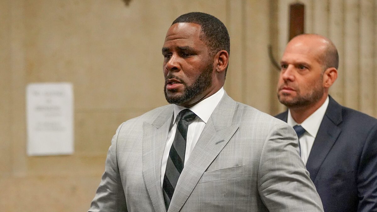 R. Kelly appears before Judge Lawrence Flood at Leighton Criminal Court Building in Chicago on June 6, 2019. (E. Jason Wambsgans/Chicago Tribune)