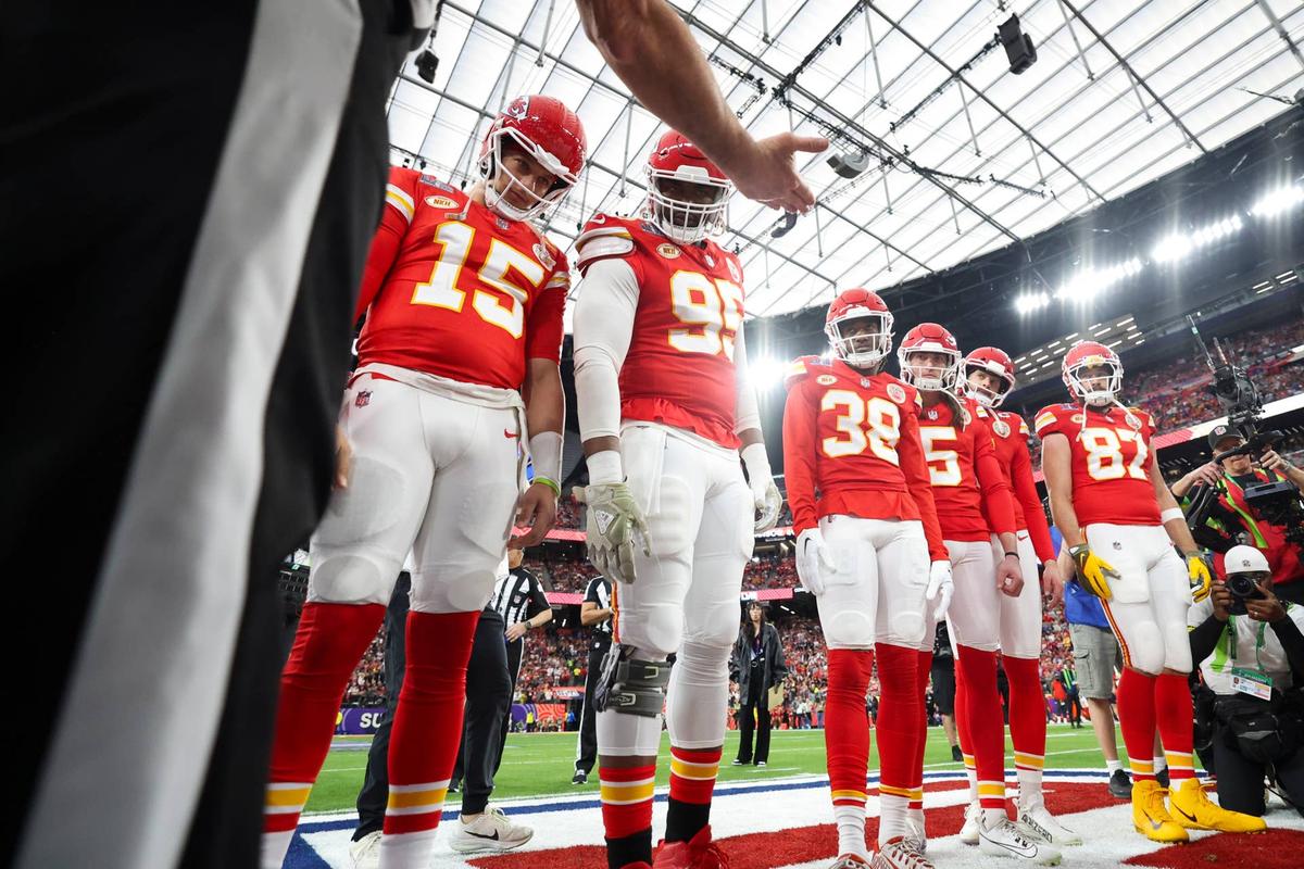  LAS VEGAS, NV - FEBRUARY 11: Patrick Mahomes #15, Chris Jones #95, L'Jarius Sneed #38, Tommy Townsend #5, Harrison Butker #7, and Travis Kelce #87 of the Kansas City Chiefs look on as referee Bill Vinovich (52) performs the coin toss prior to Super Bowl LVIII against the San Francisco 49ers at Allegiant Stadium on February 11, 2024 in Las Vegas, NV. (Photo by Perry Knotts/Getty Images) 
