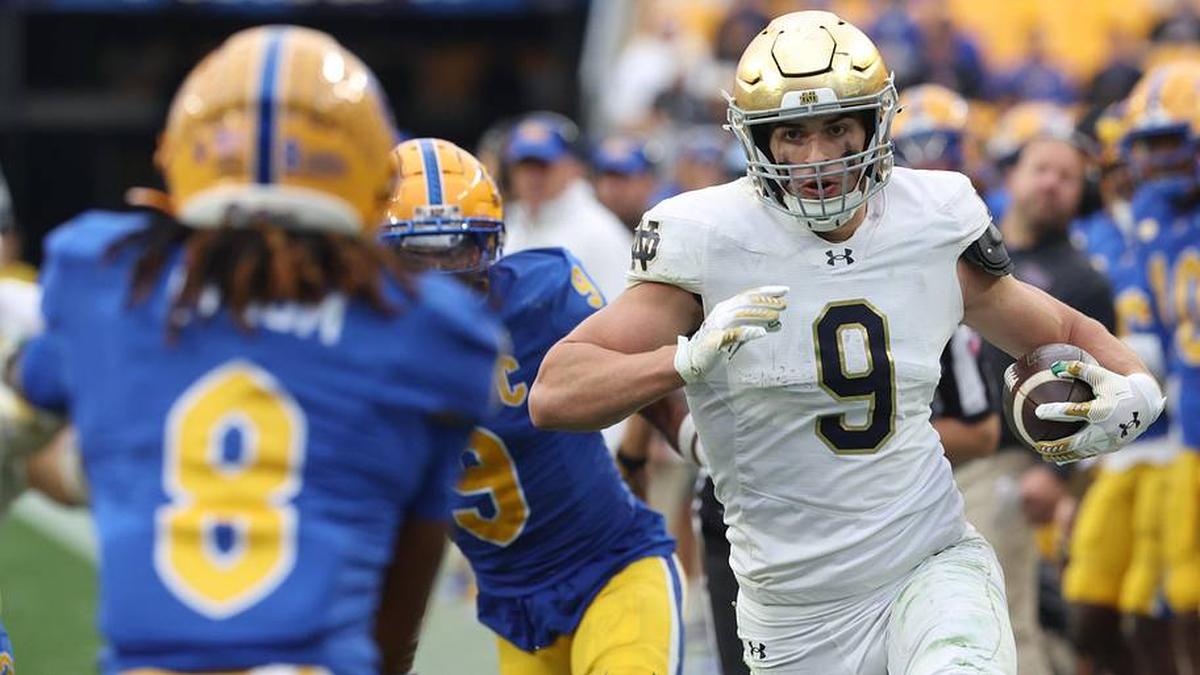  Nov 15, 2025; Pittsburgh, Pennsylvania, USA; Notre Dame Fighting Irish tight end Eli Raridon (9) runs after a catch against the Pittsburgh Panthers during the fourth quarter at Acrisure Stadium. Mandatory Credit: Charles LeClaire-Imagn Images | Charles LeClaire-Imagn Images 