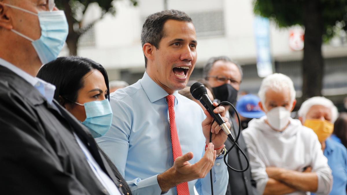 Flanqueado por miembros del partido, el líder opositor venezolano Juan Guaidó habla durante una conferencia de prensa, un día después de las elecciones parlamentarias, en Caracas, Venezuela, el lunes 7 de diciembre de 2020. Guaidó rechazó los resultados de las elecciones del domingo en las que el gobierno del presidente Nicolás Maduro declaró la victoria, una jornada electoral que la comunidad internacional consideró que no cumplía con los estándares democráticos. (Foto AP/ Ariana Cubillos)