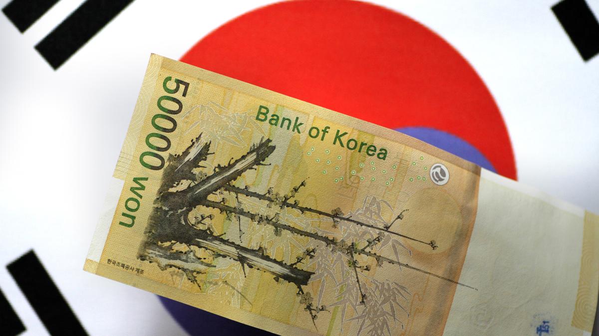A South Korea won note is seen in this illustration photo May 31, 2017.     REUTERS/Thomas White/Illustration