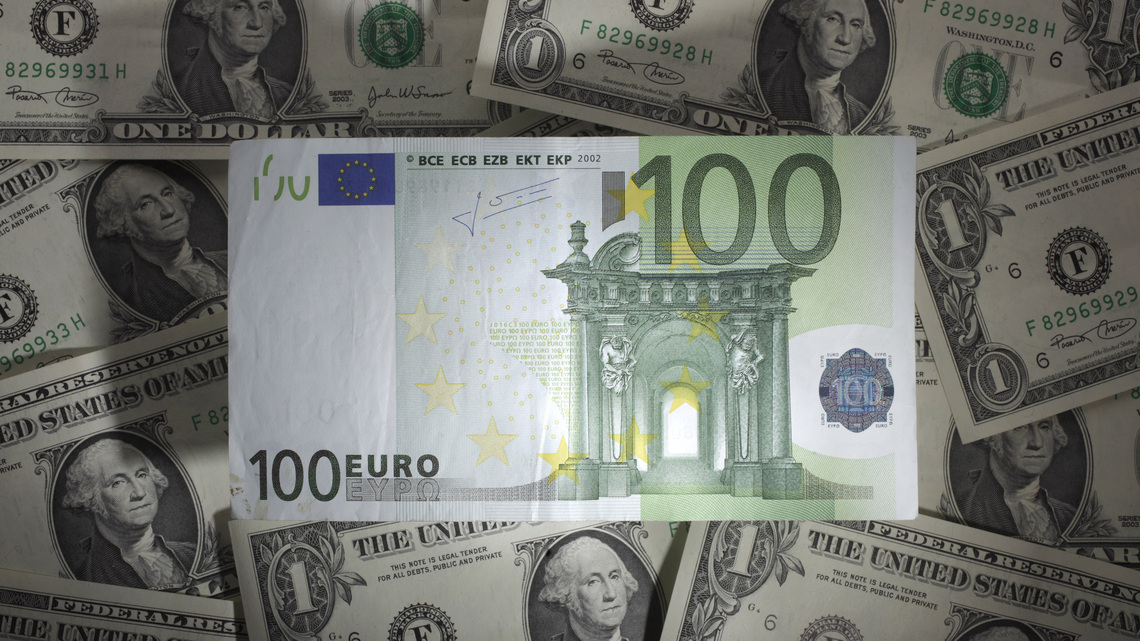 Analysis-Euro's dollar resilience faces energy price, political risk tests