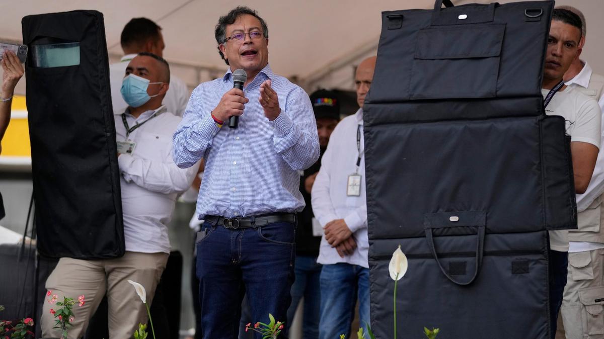 Flanqueado por escudos antibalas, Gustavo Petro, candidato presidencial de la coalición Pacto Histórico, habla a sus seguidores durante un mitin en Fusagasuga, Colombia, el 11 de mayo de 2022. (AP Foto/Fernando Vergara)