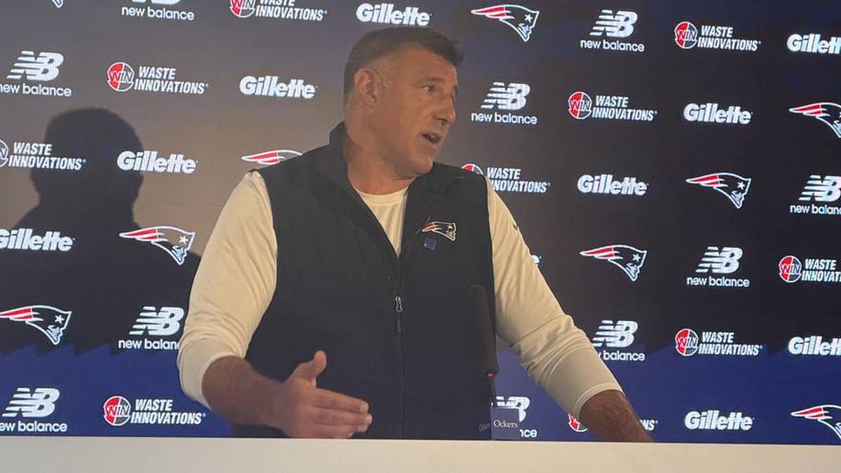  New England Patriots head coach Mike Vrabel addresses the media ahead of the team's OTA practice. | Ethan Hurwitz / Patriots On SI 