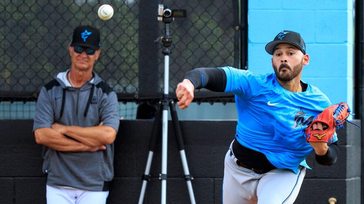 El abridor venezolano de los Marlins Pablo López lanza ante la mirada del manager Don Mattingly en la pretemporada el 17 de marzo de 2022 en Jupiter, Florida.
