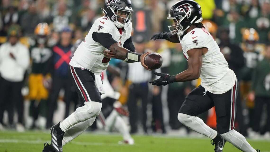 Bijan Robinson, Drake London lead Falcons to dominant win over Packers 