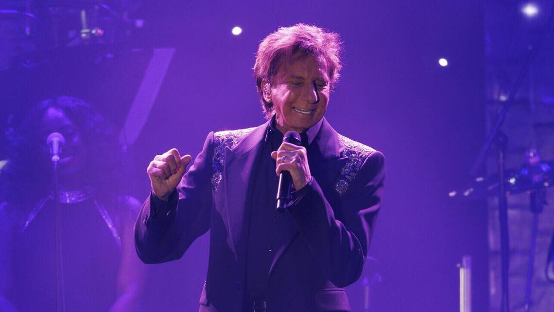 Barry Manilow walks off stage after 2 songs, cancels weekend shows because of health issues 