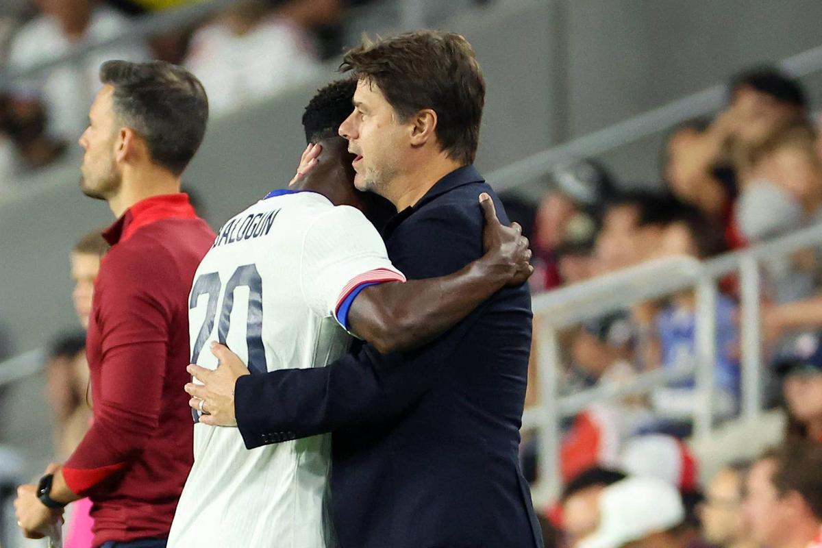  United States forward Folarin Balogun hugs head coach Mauricio Pochettino during a match against Japan in Columbus, Ohio, on Sept. 9, 2025. Joseph Maiorana-Imagn Images