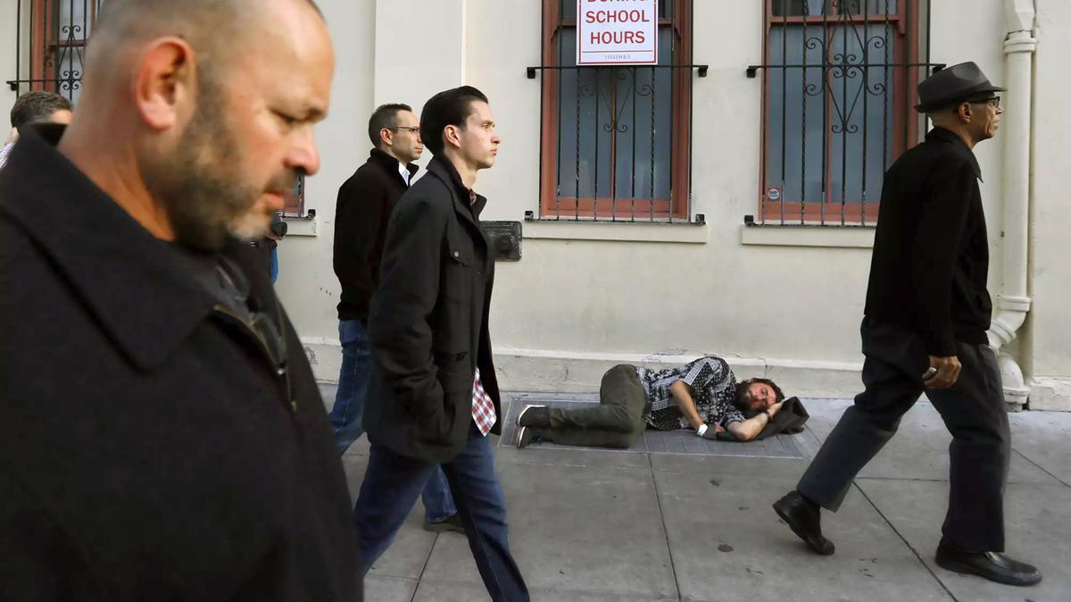 Del Seymour, right, known as the mayor of the Tenderloin, leads public officials on a guided tour in 2019 in San Francisco. (Genaro Molina/Los Angeles Times/TNS)