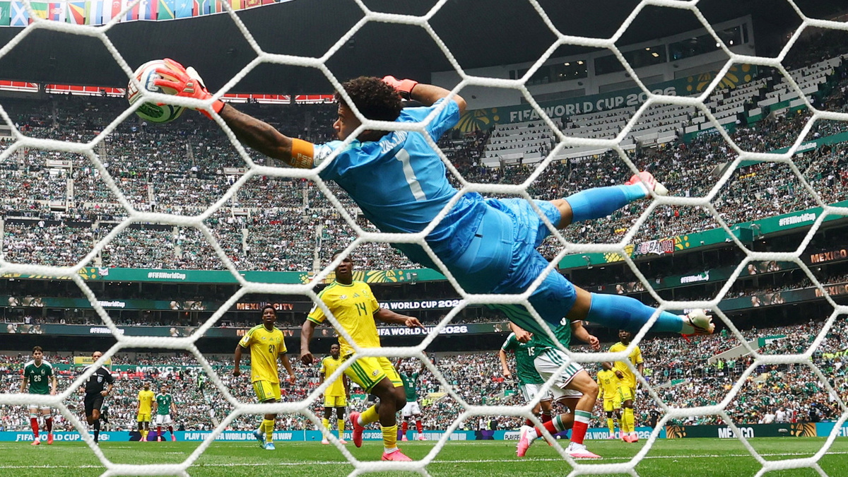 Soccer Football - FIFA World Cup 2026 - Group A - Mexico v South Africa - Estadio Azteca, Mexico City, Mexico - June 11, 2026 South Africa's Ronwen Williams makes a save REUTERS/Kai Pfaffenbach