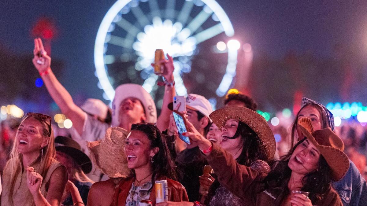 Indio, CA - April 24, 2026: Fans sing along and dance as Bailey Zimmerman performs on the Mane Stage during the Stagecoach Country Music Festival at Empire Polo Club, in Indio, CA on April 24, 2026. (Allen J. Schaben / Los Angeles Times)
