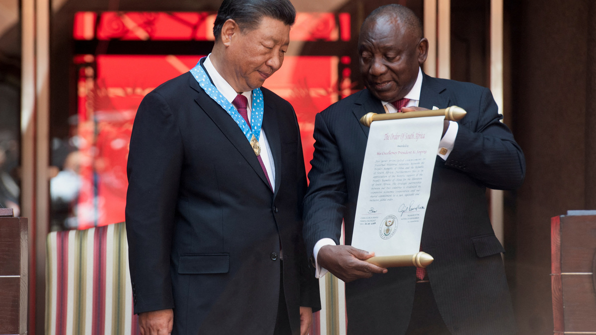 FILE PHOTO: South Africa's President Cyril Ramaphosa bestows the Order of South Africa to China's President Xi Jinping, at the Union Buildings, ahead of the opening remarks of the BRICS emerging economies meeting, in Pretoria, South Africa August 22, 2023. REUTERS/Alet Pretorius/File Photo