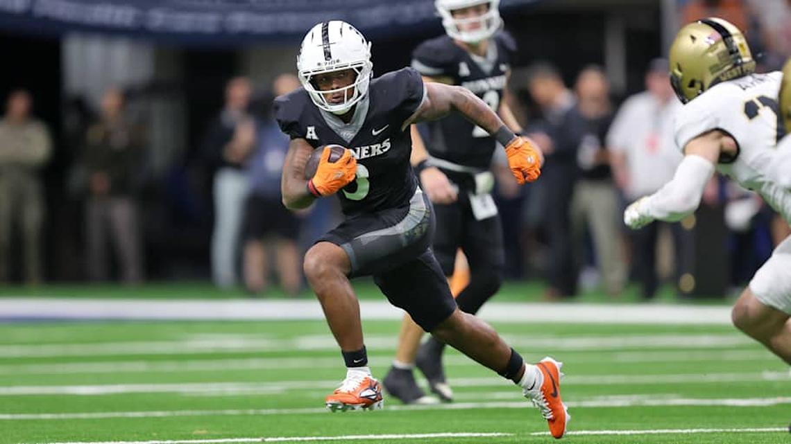  Nov 29, 2025; San Antonio, Texas, USA; UTSA Roadrunners running back Robert Henry Jr. (3) runs with the ball against the Army Black Knights during the first half at the Alamodome. Mandatory Credit: Danny Wild-Imagn Images | Danny Wild-Imagn Images 