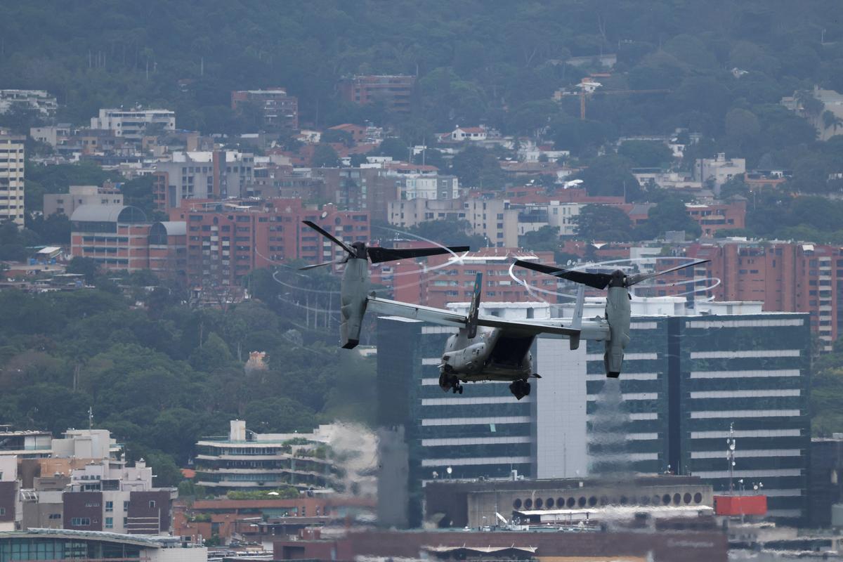 A U.S. Marine Corps MV-22B Osprey aircraft approaches the U.S. embassy during an air evacuation drill, in Caracas, Venezuela, May 23, 2026. REUTERS/Leonardo Fernandez Viloria