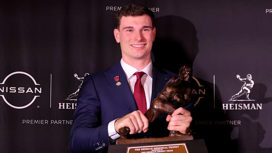  Dec 13, 2025; New York, NY, USA; Indiana Hoosiers quarterback Fernando Mendoza poses for photos with the Heisman trophy during a press conference at the New York Marriott Marquis after winning the award. Mandatory Credit: Brad Penner-Imagn Images | Brad Penner-Imagn Images 