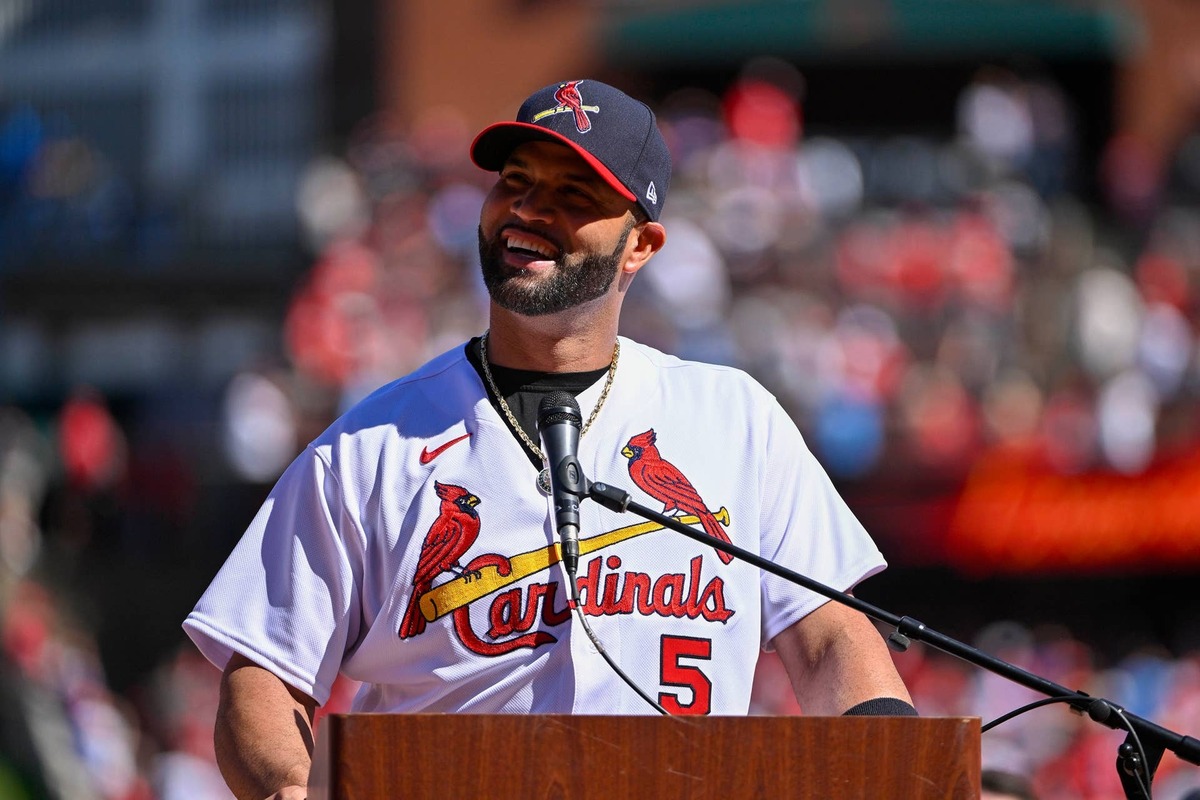  St. Louis Cardinals first baseman Albert Pujols (5) addresses the crowd during a farewell ceremony for Pujols and catcher Yadier Molina (4) before a game at Busch Stadium. Jeff Curry-Imagn Images