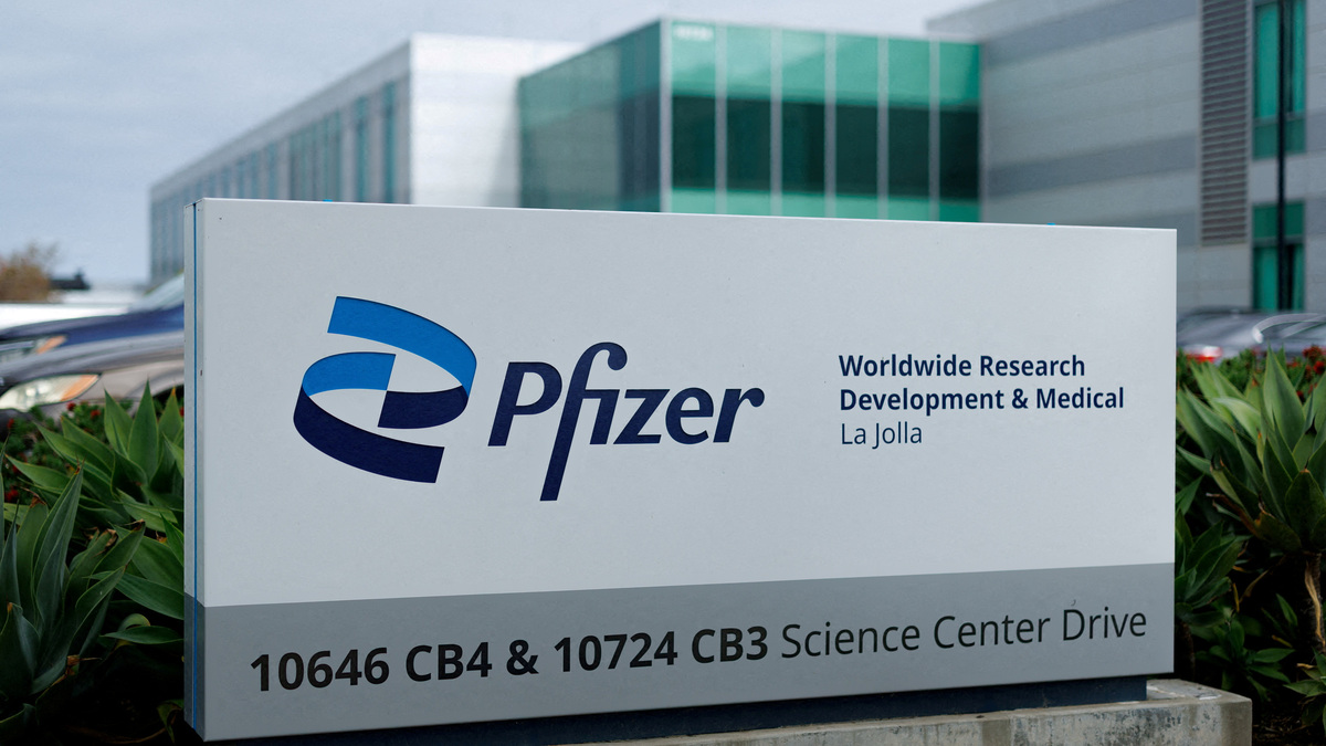 FILE PHOTO: A Pfizer logo is shown at a research facility in the La Jolla neighborhood of San Diego, California, U.S., September 30, 2025. REUTERS/Mike Blake/File Photo