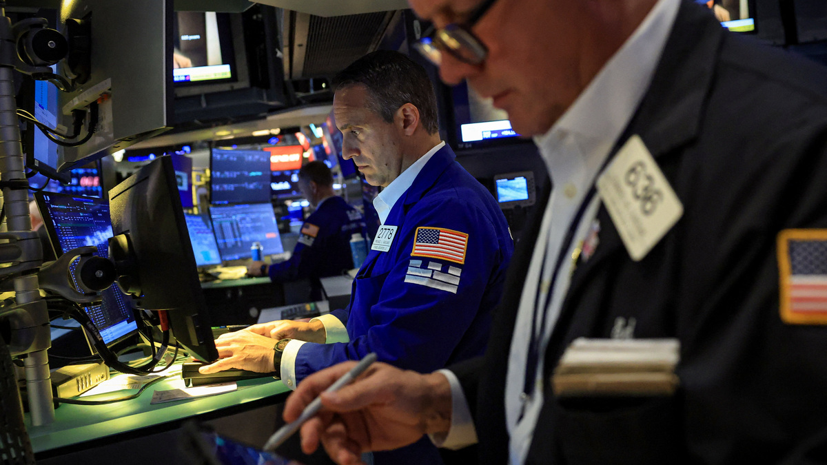 Traders work on the floor at the New York Stock Exchange (NYSE) in New York City, U.S., June 22, 2026.  REUTERS/Brendan McDermid