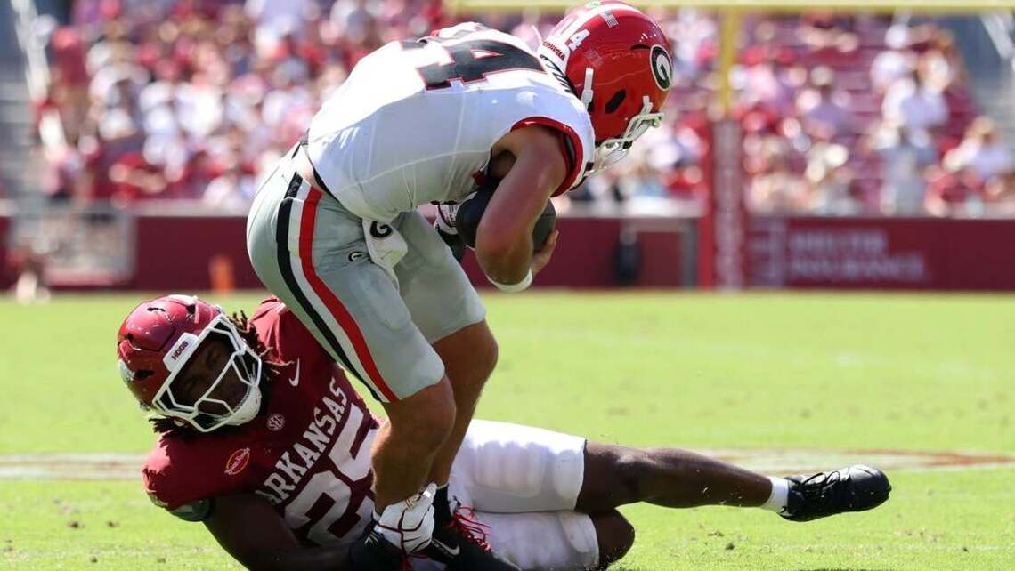Bowens' career day leads No. 2 Georgia to easy win at Arkansas
