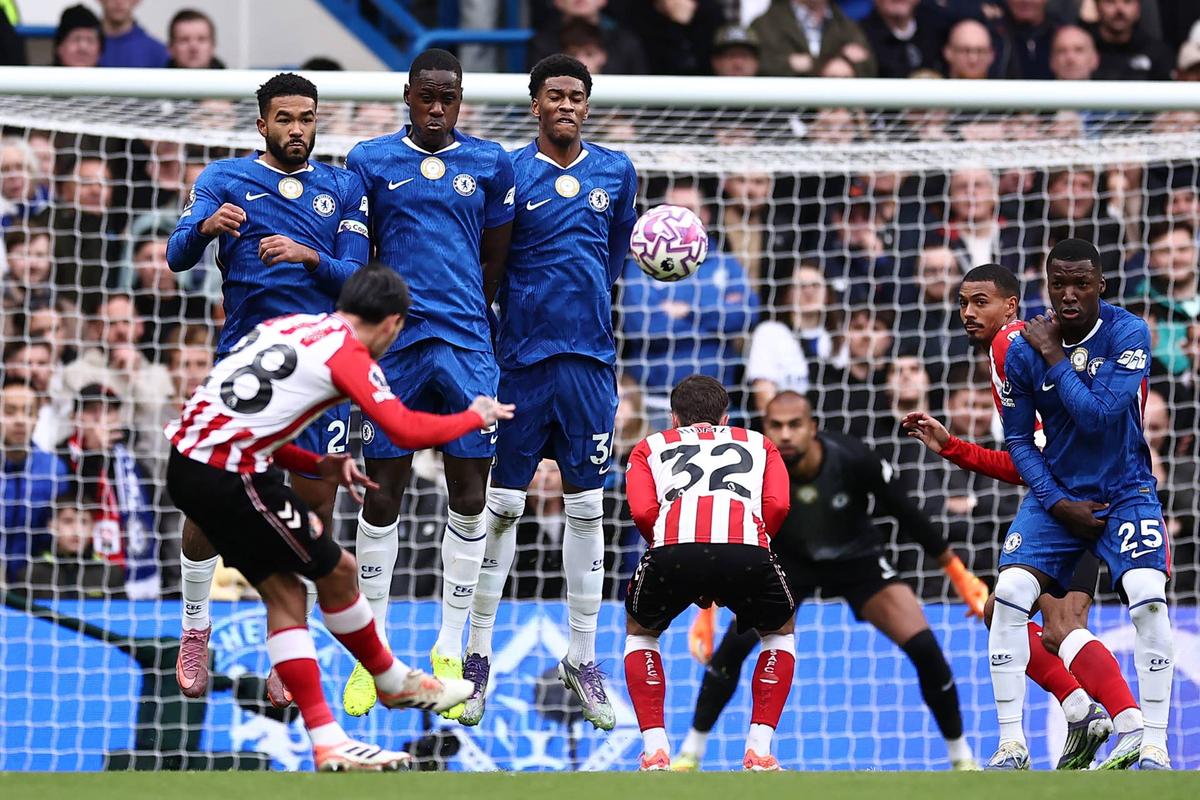  Sunderland's French midfielder #28 Enzo Le Fee takes a freekick during the English Premier League football match between Chelsea and Sunderland at Stamford Bridge in London on October 25, 2025. (Photo by HENRY NICHOLLS/AFP via Getty Images)