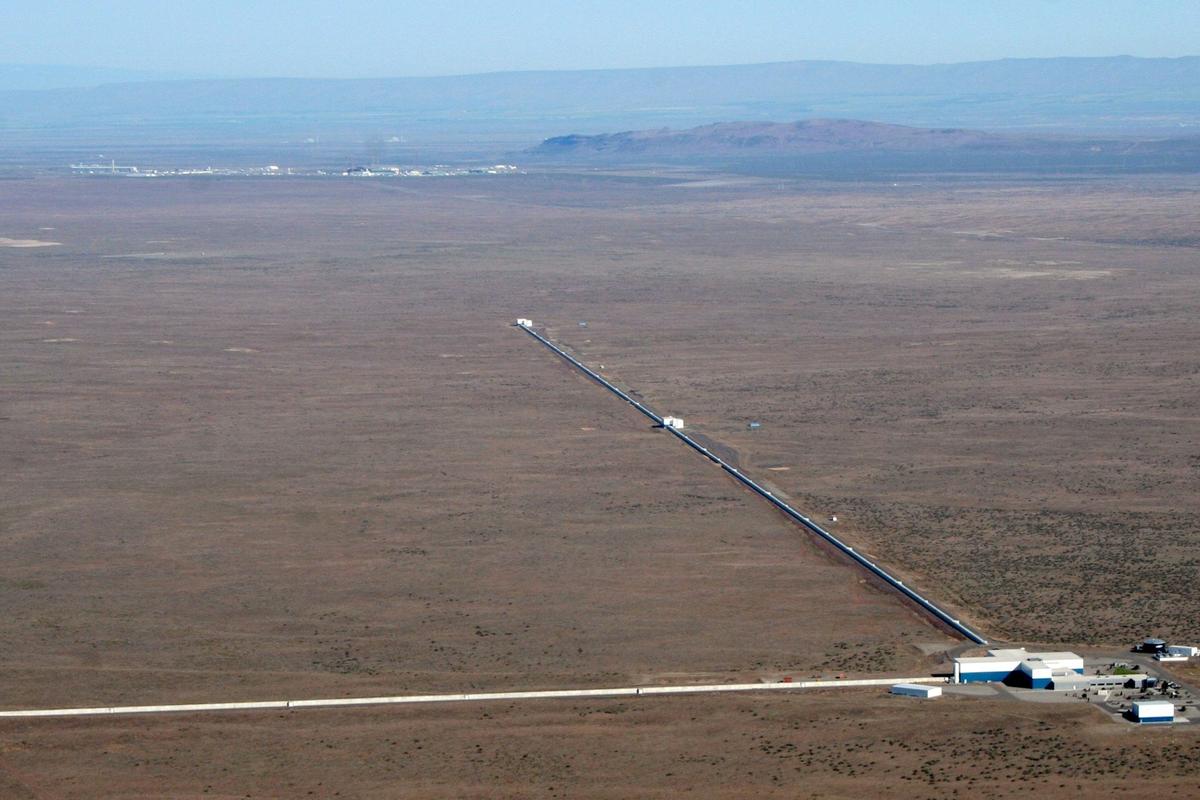  The LIGO detector in Hanford, Wash., uses lasers to measure the minuscule stretching of space caused by a gravitational wave. 