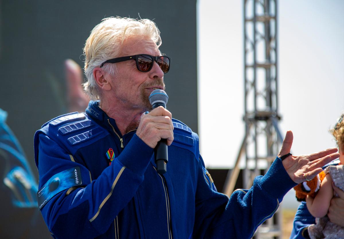 Richard Branson, fundador de Virgin Galactic, se dirige al público mientras celebra su viaje al espacio desde Spaceport America, cerca de la ciudad Truth or Consequences, Nuevo México, el domingo 11 de julio de 2021.