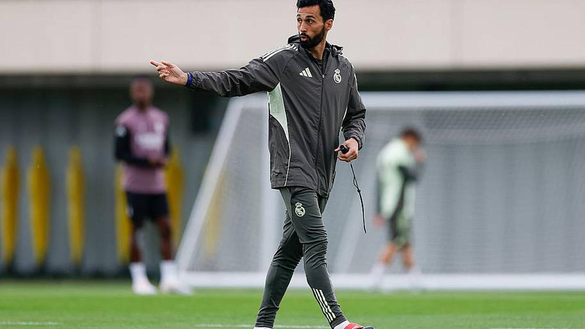  Álvaro Arbeloa has lost control. | Maria Jimenez/Real Madrid/Getty Images 
