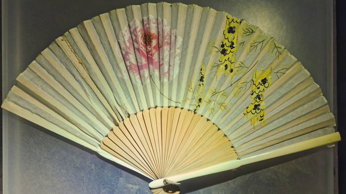 This Simple DIY Paper Fan Is a Gorgeous Statement Piece 