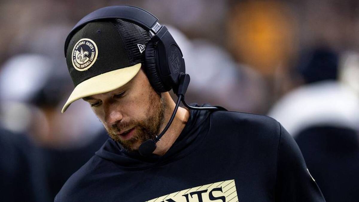  Aug 25, 2024; New Orleans, Louisiana, USA; New Orleans Saints offensive coordinator Klint Kubiak pacing the sidelines against the Tennessee Titans during the first half at Caesars Superdome. Mandatory Credit: Stephen Lew-Imagn Images | Stephen Lew-Imagn Images 