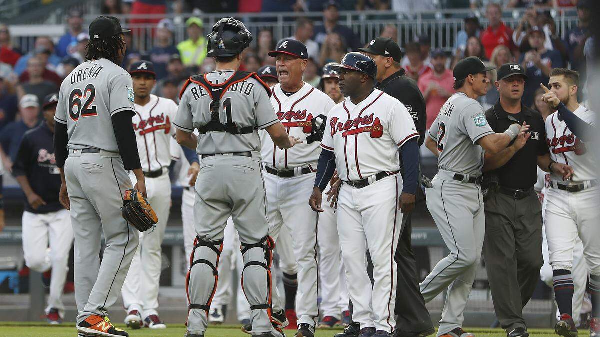 El receptor de los Marlins J.T. Realmuto (11) se interpone entre José Ureña (#62) y el manager de los Bravos Brian Snitker (#43) luego de que el abridor dominicano golpeara con un lanzamiento al novato venezolano Ronald Acuña Jr., en el primer inning del partido celebrado el 15 de agosto de 2018 en Atlanta.