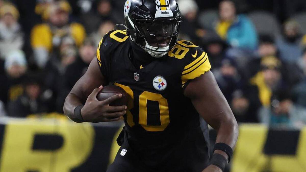  Dec 15, 2025; Pittsburgh, Pennsylvania, USA; Pittsburgh Steelers tight end Darnell Washington (80) runs with the ball in the second quarter against the Miami Dolphins at Acrisure Stadium. Mandatory Credit: Charles LeClaire-Imagn Images | Charles LeClaire-Imagn Images 