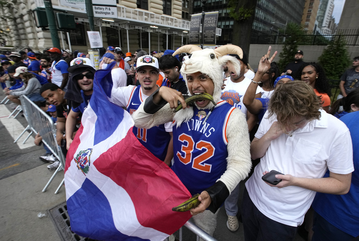 Basketball - NBA - New York Knicks Parade - New York City, New York, U.S. - June 18, 2026 New York Knicks fans with a Dominican Republic flag as they pose for a photograph before the parade REUTERS/Eduardo Munoz