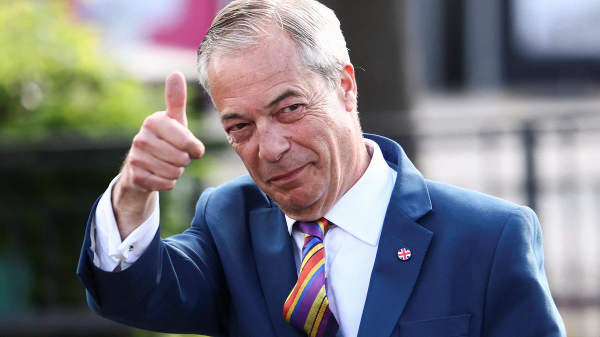Britain's Reform UK leader Nigel Farage gestures at the Havering Town Hall, following the results of the local elections, in the London Borough of Havering, Britain, May 8, 2026. REUTERS/Jack Taylor