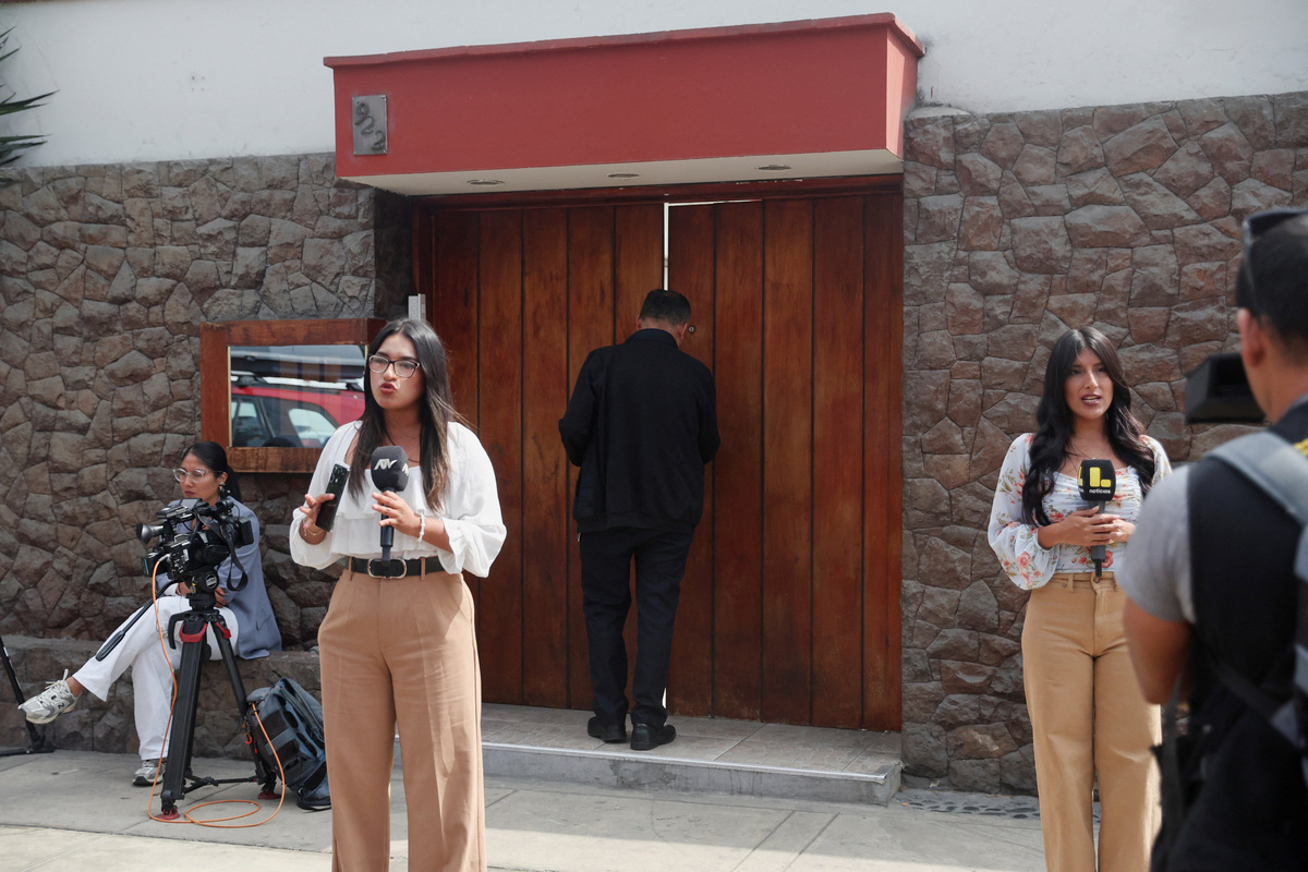 Media members work outside the headquarters of the Popular Force political party, as vote counting continues in the presidential runoff, in Lima, Peru, June 9, 2026. REUTERS/Alessandro Cinque