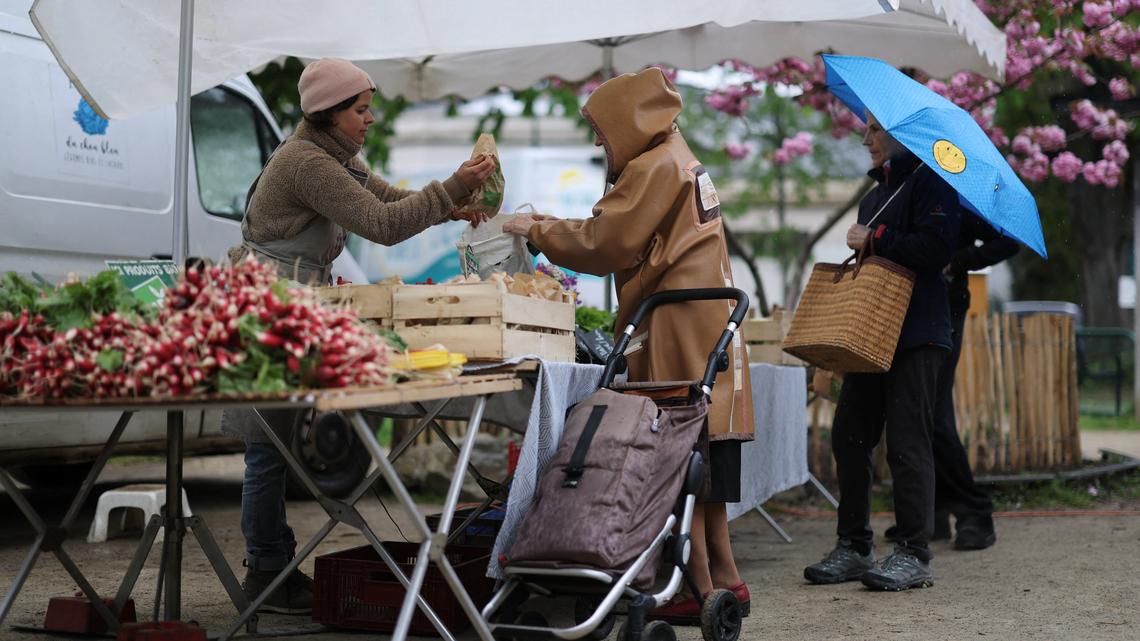Euro zone consumer confidence rises to -19.0 in May 