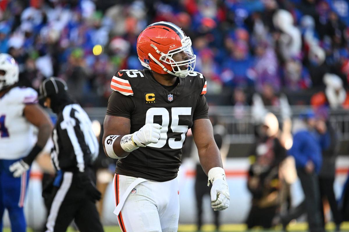  Cleveland Browns defensive end Myles Garrett (95) 