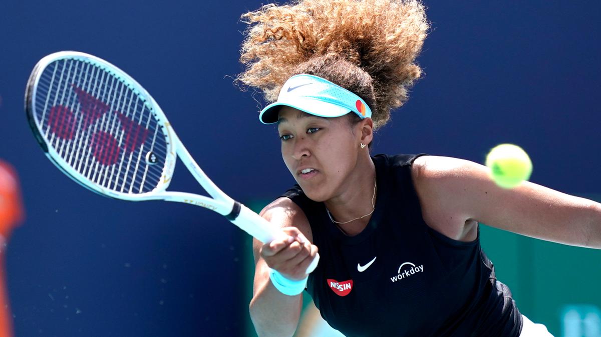 Imagen del 31 de marzo de 2021 de la tenista japonesa Naomi Osaka, durante su partido contra la griega Maria Sakkari, durante los cuartos de final del torneo Miami Open.