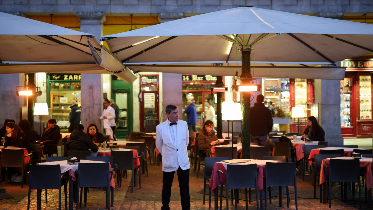 A waiter stands on the terrace of a restaurant in Madrid, Spain, January 10, 2026. REUTERS/Alejandro Martinez Velez