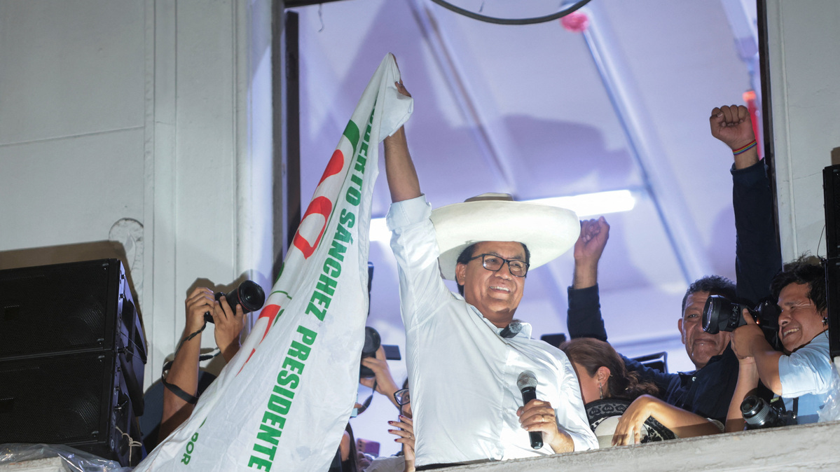 Left-wing presidential candidate Roberto Sanchez reacts following early results of the runoff against conservative candidate Keiko Fujimori, in Lima, Peru June 7, 2026. REUTERS/Stifs Paucca