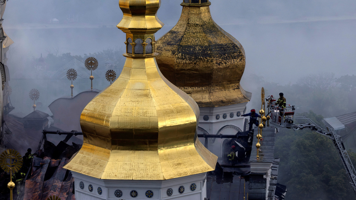 Emergency workers extinguish a fire on the roof of the Dormition Cathedral of the Kyiv Pechersk Lavra, after it was hit during Russian missile and drone strikes, amid Russia's attack on Ukraine, in Kyiv, Ukraine June 15, 2026.  REUTERS/Thomas Peter