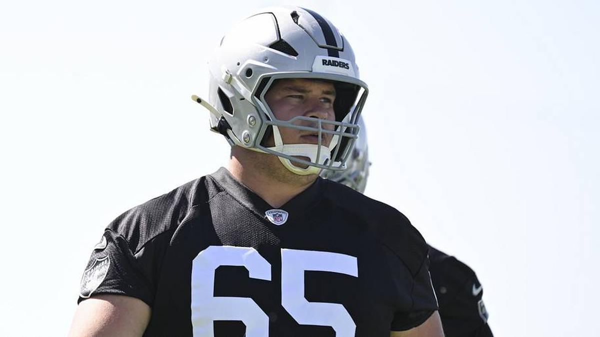  May 20, 2026; Henderson, NV, USA; Las Vegas Raiders center Tyler Linderbaum (65) warms up during organized team activities at Intermountain Health Performance Center. Mandatory Credit: Candice Ward-Imagn Images | Candice Ward-Imagn Images 