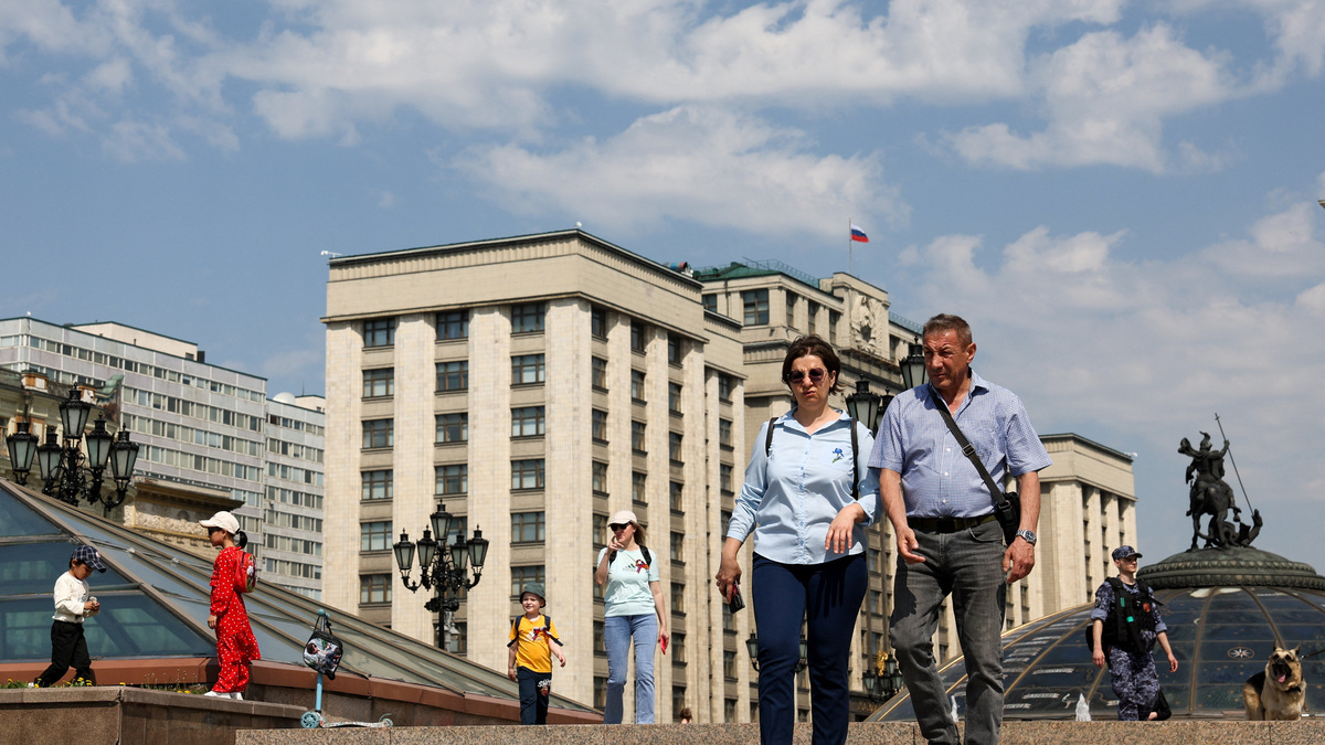 People walk in a square near the headquarters of the lower house of Russia’s parliament, the State Duma, in central Moscow, Russia, May 7, 2026. REUTERS/Anastasia Barashkova