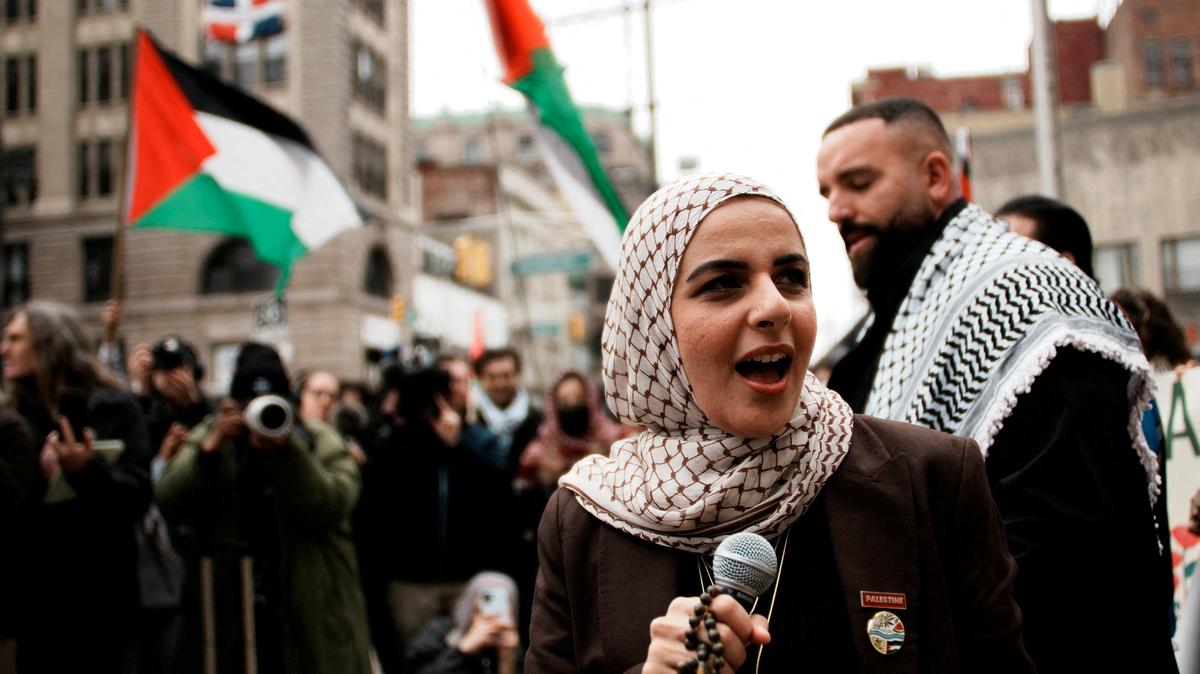 FILE PHOTO: Leqaa Kordia shouts slogans calling for freedom for Palestinians  outside City Hall after speaking  to the media, following her return home after more than one year in ICE detention in Texas, at City Hall, Paterson, New Jersey, U.S., March 22, 2026. REUTERS/Eduardo Munoz/File Photo